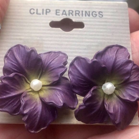 Vintage clip on earrings - 2 pair one gold tone -one silver tone - Picture 2 of 8